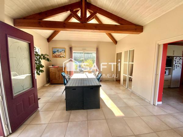 Maison familiale de plain pied,150m2, 4 chambres, sur un magnifique terrain de 2700m2 à seulement 2kms de Montaigu !