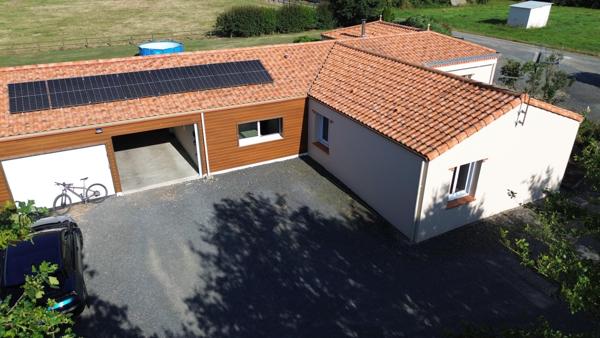 Maison familiale de plain pied,150m2, 4 chambres, sur un magnifique terrain de 2700m2 à seulement 2kms de Montaigu !