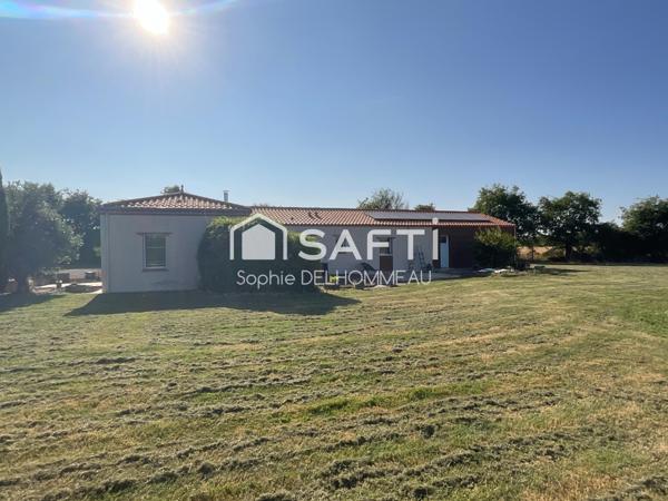 Maison familiale de plain pied,150m2, 4 chambres, sur un magnifique terrain de 2700m2 à seulement 2kms de Montaigu !