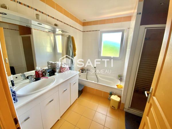 Maison familiale de plain pied,150m2, 4 chambres, sur un magnifique terrain de 2700m2 à seulement 2kms de Montaigu !