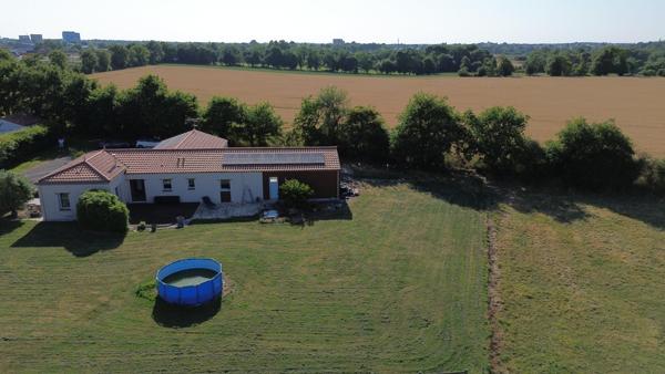 Maison familiale de plain pied,150m2, 4 chambres, sur un magnifique terrain de 2700m2 à seulement 2kms de Montaigu !