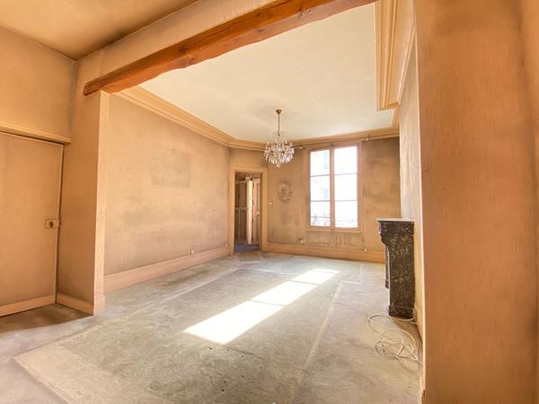 Hotel de ville - 3 pièces avec ascenseur à rénover - calme