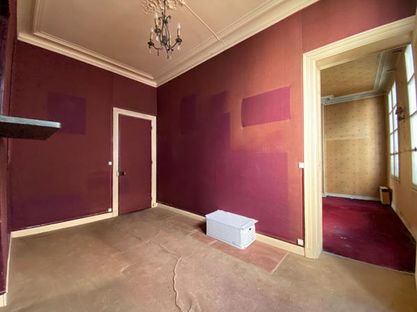 Hotel de ville - 3 pièces avec ascenseur à rénover - calme