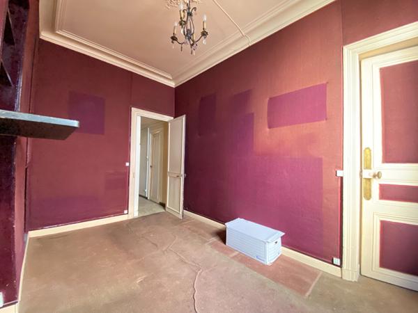 Hotel de ville - 3 pièces avec ascenseur à rénover - calme