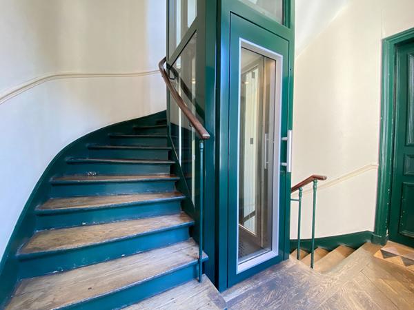 Hotel de ville - 3 pièces avec ascenseur à rénover - calme