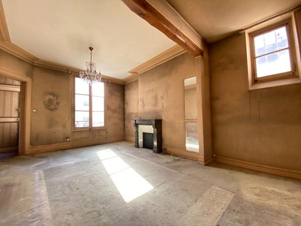 Hotel de ville - 3 pièces avec ascenseur à rénover - calme