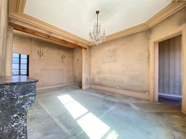 Hotel de ville - 3 pièces avec ascenseur à rénover - calme