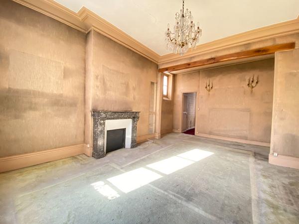 Hotel de ville - 3 pièces avec ascenseur à rénover - calme