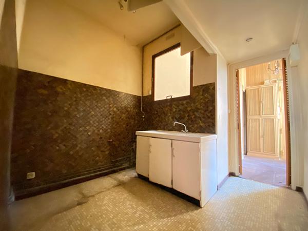 Hotel de ville - 3 pièces avec ascenseur à rénover - calme