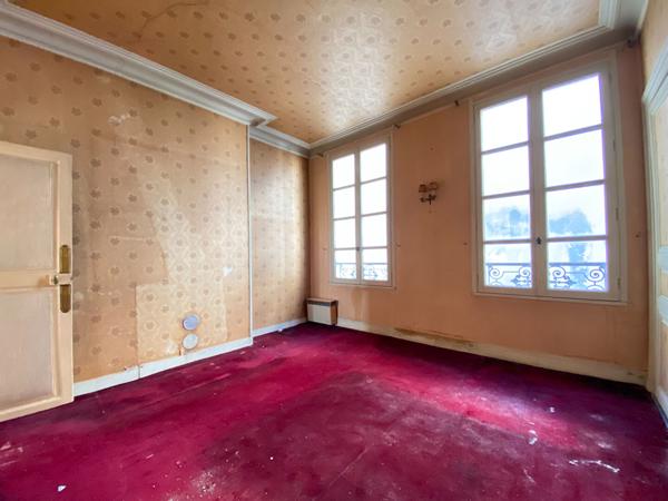 Hotel de ville - 3 pièces avec ascenseur à rénover - calme