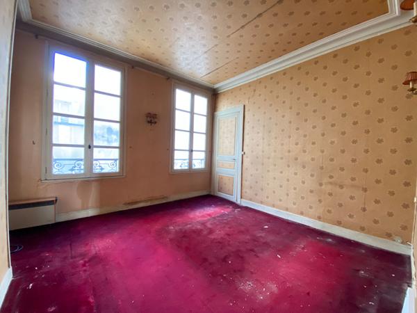 Hotel de ville - 3 pièces avec ascenseur à rénover - calme