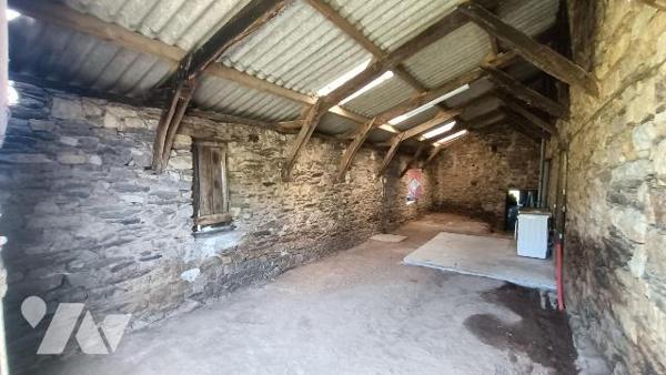 GOVEN -  En direction de PONT REAN , Longère indépendante à rénover comprenant une partie habit...