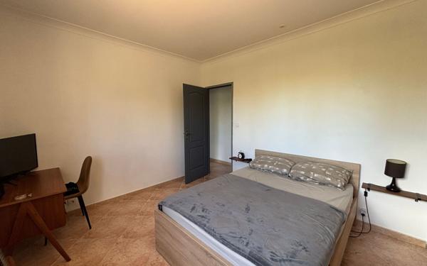 Immeuble à vendre    6 pièces •  Marguerittes