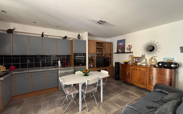 Immeuble à vendre    6 pièces •  Marguerittes