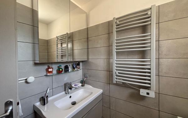 Immeuble à vendre    6 pièces •  Marguerittes