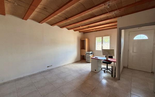 Immeuble à vendre    6 pièces •  Marguerittes