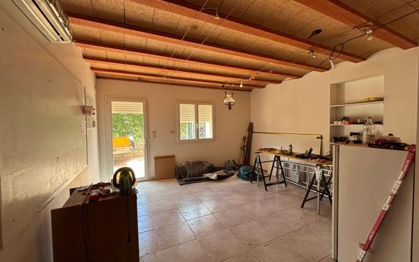 Immeuble à vendre    6 pièces •  Marguerittes