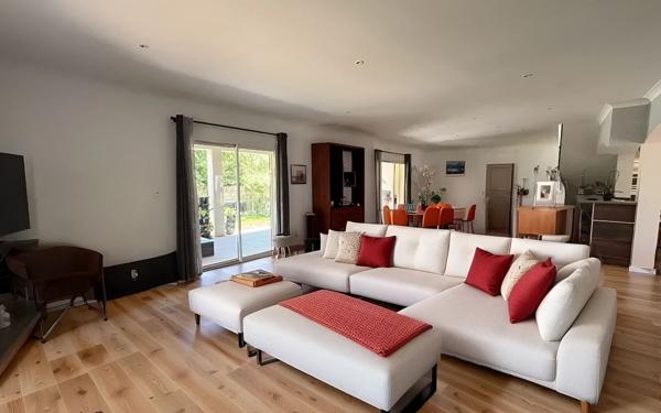 Immeuble à vendre    6 pièces •  Marguerittes