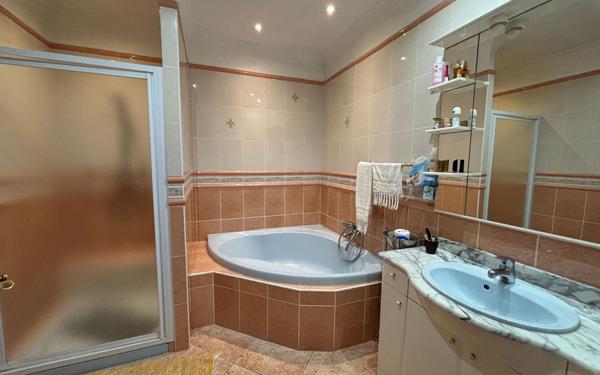 Immeuble à vendre    6 pièces •  Marguerittes