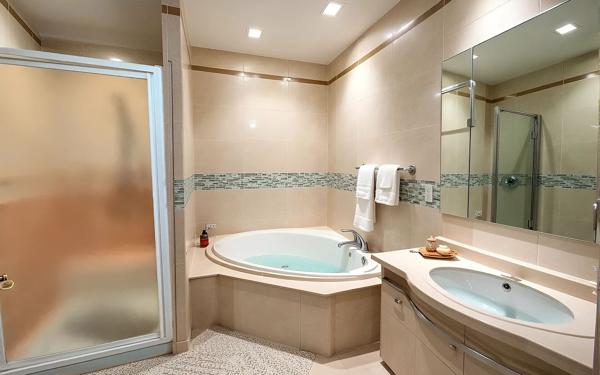 Immeuble à vendre    6 pièces •  Marguerittes