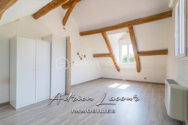 LANGON (41320) - TRÈS BELLE MAISON SOLOGNOTE, idéalement située au calme d’un charmant village proche de Romorantin-Lanthenay, venez profiter du calme et du charme d’une grande maison familiale composé au rez-de-chaussée d’un grand salon/séjour de plus de 40 m², d’une cuisine aménagée ouverte sur une salle à manger de près de 50 m², d’une suite parentale avec mezzanine, d’une salle de bain avec douche, d’un wc indépendant et d’une chaufferie. A l’étage, un grand palier dessert 3 chambres, une salle d’eau, un wc indépendant et un placard. A l’extérieur, un grand hangar de 80 m², une piscine de 6m x 3m, un carport et un puits, l’ensemble sur un terrain paysagé et arboré de plus de 2700 m².
Chauffage par géothermie, tout à l’égout, puits…
A découvrir rapidement!

Pour visiter et vous accompagner dans votre projet n'hésitez pas à me contacter, ADRIEN LACOUR.
- ESTIMATION GRATUITE DE VOTRE BIEN -