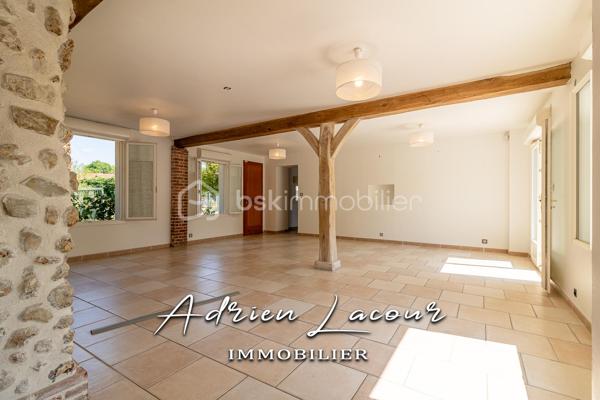 LANGON (41320) - TRÈS BELLE MAISON SOLOGNOTE, idéalement située au calme d’un charmant village proche de Romorantin-Lanthenay, venez profiter du calme et du charme d’une grande maison familiale composé au rez-de-chaussée d’un grand salon/séjour de plus de 40 m², d’une cuisine aménagée ouverte sur une salle à manger de près de 50 m², d’une suite parentale avec mezzanine, d’une salle de bain avec douche, d’un wc indépendant et d’une chaufferie. A l’étage, un grand palier dessert 3 chambres, une salle d’eau, un wc indépendant et un placard. A l’extérieur, un grand hangar de 80 m², une piscine de 6m x 3m, un carport et un puits, l’ensemble sur un terrain paysagé et arboré de plus de 2700 m².
Chauffage par géothermie, tout à l’égout, puits…
A découvrir rapidement!

Pour visiter et vous accompagner dans votre projet n'hésitez pas à me contacter, ADRIEN LACOUR.
- ESTIMATION GRATUITE DE VOTRE BIEN -