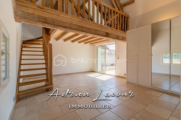 LANGON (41320) - TRÈS BELLE MAISON SOLOGNOTE, idéalement située au calme d’un charmant village proche de Romorantin-Lanthenay, venez profiter du calme et du charme d’une grande maison familiale composé au rez-de-chaussée d’un grand salon/séjour de plus de 40 m², d’une cuisine aménagée ouverte sur une salle à manger de près de 50 m², d’une suite parentale avec mezzanine, d’une salle de bain avec douche, d’un wc indépendant et d’une chaufferie. A l’étage, un grand palier dessert 3 chambres, une salle d’eau, un wc indépendant et un placard. A l’extérieur, un grand hangar de 80 m², une piscine de 6m x 3m, un carport et un puits, l’ensemble sur un terrain paysagé et arboré de plus de 2700 m².
Chauffage par géothermie, tout à l’égout, puits…
A découvrir rapidement!

Pour visiter et vous accompagner dans votre projet n'hésitez pas à me contacter, ADRIEN LACOUR.
- ESTIMATION GRATUITE DE VOTRE BIEN -