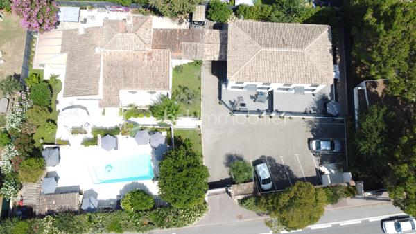 À Mougins, dans un environnement résidentiel recherché, cette propriété de charme développe environ 327 m² habitables sur un terrain de 1 591 m² avec piscine.

L’ensemble immobilier s’organise harmonieusement en plusieurs espaces de vie, offrant de beaux volumes et une grande souplesse d’utilisation.

La partie principale comprend notamment un séjour avec cuisine ouverte d’environ 36 m², une véranda, quatre chambres ainsi qu’un espace à l’étage comprenant une pièce principale et une salle d’eau avec WC.

Les autres espaces de la propriété complètent naturellement cet ensemble et disposent de séjours avec cuisines ouvertes, chambres, pièces d’eau et espaces annexes. Cette configuration permet d’accueillir confortablement famille et invités tout en préservant l’intimité de chacun.

À l’extérieur, la propriété bénéficie d’une piscine entourée de terrasses et d’espaces de détente, d’un jardin, ainsi que de nombreux stationnements.

L’ensemble offre de multiples possibilités d’aménagement et d’usage, dans un cadre résidentiel agréable à proximité des commodités et des principaux axes.

Une propriété rare par sa configuration, ses volumes, ses différents espaces de vie et son potentiel, au cœur d’un secteur recherché de Mougins.