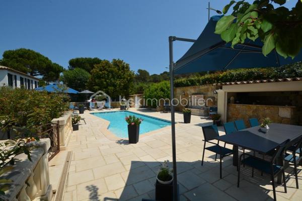 À Mougins, dans un environnement résidentiel recherché, cette propriété de charme développe environ 327 m² habitables sur un terrain de 1 591 m² avec piscine.

L’ensemble immobilier s’organise harmonieusement en plusieurs espaces de vie, offrant de beaux volumes et une grande souplesse d’utilisation.

La partie principale comprend notamment un séjour avec cuisine ouverte d’environ 36 m², une véranda, quatre chambres ainsi qu’un espace à l’étage comprenant une pièce principale et une salle d’eau avec WC.

Les autres espaces de la propriété complètent naturellement cet ensemble et disposent de séjours avec cuisines ouvertes, chambres, pièces d’eau et espaces annexes. Cette configuration permet d’accueillir confortablement famille et invités tout en préservant l’intimité de chacun.

À l’extérieur, la propriété bénéficie d’une piscine entourée de terrasses et d’espaces de détente, d’un jardin, ainsi que de nombreux stationnements.

L’ensemble offre de multiples possibilités d’aménagement et d’usage, dans un cadre résidentiel agréable à proximité des commodités et des principaux axes.

Une propriété rare par sa configuration, ses volumes, ses différents espaces de vie et son potentiel, au cœur d’un secteur recherché de Mougins.