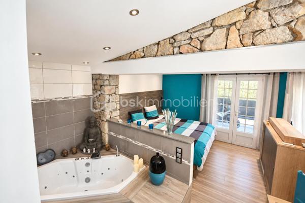 À Mougins, dans un environnement résidentiel recherché, cette propriété de charme développe environ 327 m² habitables sur un terrain de 1 591 m² avec piscine.

L’ensemble immobilier s’organise harmonieusement en plusieurs espaces de vie, offrant de beaux volumes et une grande souplesse d’utilisation.

La partie principale comprend notamment un séjour avec cuisine ouverte d’environ 36 m², une véranda, quatre chambres ainsi qu’un espace à l’étage comprenant une pièce principale et une salle d’eau avec WC.

Les autres espaces de la propriété complètent naturellement cet ensemble et disposent de séjours avec cuisines ouvertes, chambres, pièces d’eau et espaces annexes. Cette configuration permet d’accueillir confortablement famille et invités tout en préservant l’intimité de chacun.

À l’extérieur, la propriété bénéficie d’une piscine entourée de terrasses et d’espaces de détente, d’un jardin, ainsi que de nombreux stationnements.

L’ensemble offre de multiples possibilités d’aménagement et d’usage, dans un cadre résidentiel agréable à proximité des commodités et des principaux axes.

Une propriété rare par sa configuration, ses volumes, ses différents espaces de vie et son potentiel, au cœur d’un secteur recherché de Mougins.