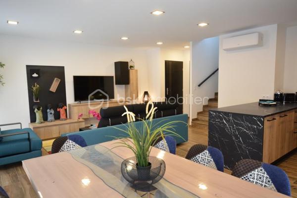 À Mougins, dans un environnement résidentiel recherché, cette propriété de charme développe environ 327 m² habitables sur un terrain de 1 591 m² avec piscine.

L’ensemble immobilier s’organise harmonieusement en plusieurs espaces de vie, offrant de beaux volumes et une grande souplesse d’utilisation.

La partie principale comprend notamment un séjour avec cuisine ouverte d’environ 36 m², une véranda, quatre chambres ainsi qu’un espace à l’étage comprenant une pièce principale et une salle d’eau avec WC.

Les autres espaces de la propriété complètent naturellement cet ensemble et disposent de séjours avec cuisines ouvertes, chambres, pièces d’eau et espaces annexes. Cette configuration permet d’accueillir confortablement famille et invités tout en préservant l’intimité de chacun.

À l’extérieur, la propriété bénéficie d’une piscine entourée de terrasses et d’espaces de détente, d’un jardin, ainsi que de nombreux stationnements.

L’ensemble offre de multiples possibilités d’aménagement et d’usage, dans un cadre résidentiel agréable à proximité des commodités et des principaux axes.

Une propriété rare par sa configuration, ses volumes, ses différents espaces de vie et son potentiel, au cœur d’un secteur recherché de Mougins.