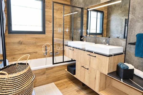 À Mougins, dans un environnement résidentiel recherché, cette propriété de charme développe environ 327 m² habitables sur un terrain de 1 591 m² avec piscine.

L’ensemble immobilier s’organise harmonieusement en plusieurs espaces de vie, offrant de beaux volumes et une grande souplesse d’utilisation.

La partie principale comprend notamment un séjour avec cuisine ouverte d’environ 36 m², une véranda, quatre chambres ainsi qu’un espace à l’étage comprenant une pièce principale et une salle d’eau avec WC.

Les autres espaces de la propriété complètent naturellement cet ensemble et disposent de séjours avec cuisines ouvertes, chambres, pièces d’eau et espaces annexes. Cette configuration permet d’accueillir confortablement famille et invités tout en préservant l’intimité de chacun.

À l’extérieur, la propriété bénéficie d’une piscine entourée de terrasses et d’espaces de détente, d’un jardin, ainsi que de nombreux stationnements.

L’ensemble offre de multiples possibilités d’aménagement et d’usage, dans un cadre résidentiel agréable à proximité des commodités et des principaux axes.

Une propriété rare par sa configuration, ses volumes, ses différents espaces de vie et son potentiel, au cœur d’un secteur recherché de Mougins.