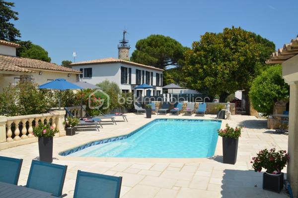 À Mougins, dans un environnement résidentiel recherché, cette propriété de charme développe environ 327 m² habitables sur un terrain de 1 591 m² avec piscine.

L’ensemble immobilier s’organise harmonieusement en plusieurs espaces de vie, offrant de beaux volumes et une grande souplesse d’utilisation.

La partie principale comprend notamment un séjour avec cuisine ouverte d’environ 36 m², une véranda, quatre chambres ainsi qu’un espace à l’étage comprenant une pièce principale et une salle d’eau avec WC.

Les autres espaces de la propriété complètent naturellement cet ensemble et disposent de séjours avec cuisines ouvertes, chambres, pièces d’eau et espaces annexes. Cette configuration permet d’accueillir confortablement famille et invités tout en préservant l’intimité de chacun.

À l’extérieur, la propriété bénéficie d’une piscine entourée de terrasses et d’espaces de détente, d’un jardin, ainsi que de nombreux stationnements.

L’ensemble offre de multiples possibilités d’aménagement et d’usage, dans un cadre résidentiel agréable à proximité des commodités et des principaux axes.

Une propriété rare par sa configuration, ses volumes, ses différents espaces de vie et son potentiel, au cœur d’un secteur recherché de Mougins.