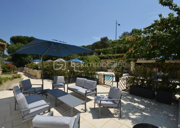 À Mougins, dans un environnement résidentiel recherché, cette propriété de charme développe environ 327 m² habitables sur un terrain de 1 591 m² avec piscine.

L’ensemble immobilier s’organise harmonieusement en plusieurs espaces de vie, offrant de beaux volumes et une grande souplesse d’utilisation.

La partie principale comprend notamment un séjour avec cuisine ouverte d’environ 36 m², une véranda, quatre chambres ainsi qu’un espace à l’étage comprenant une pièce principale et une salle d’eau avec WC.

Les autres espaces de la propriété complètent naturellement cet ensemble et disposent de séjours avec cuisines ouvertes, chambres, pièces d’eau et espaces annexes. Cette configuration permet d’accueillir confortablement famille et invités tout en préservant l’intimité de chacun.

À l’extérieur, la propriété bénéficie d’une piscine entourée de terrasses et d’espaces de détente, d’un jardin, ainsi que de nombreux stationnements.

L’ensemble offre de multiples possibilités d’aménagement et d’usage, dans un cadre résidentiel agréable à proximité des commodités et des principaux axes.

Une propriété rare par sa configuration, ses volumes, ses différents espaces de vie et son potentiel, au cœur d’un secteur recherché de Mougins.