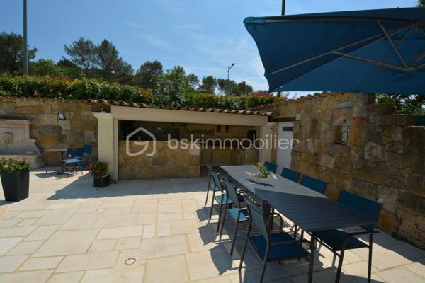 À Mougins, dans un environnement résidentiel recherché, cette propriété de charme développe environ 327 m² habitables sur un terrain de 1 591 m² avec piscine.

L’ensemble immobilier s’organise harmonieusement en plusieurs espaces de vie, offrant de beaux volumes et une grande souplesse d’utilisation.

La partie principale comprend notamment un séjour avec cuisine ouverte d’environ 36 m², une véranda, quatre chambres ainsi qu’un espace à l’étage comprenant une pièce principale et une salle d’eau avec WC.

Les autres espaces de la propriété complètent naturellement cet ensemble et disposent de séjours avec cuisines ouvertes, chambres, pièces d’eau et espaces annexes. Cette configuration permet d’accueillir confortablement famille et invités tout en préservant l’intimité de chacun.

À l’extérieur, la propriété bénéficie d’une piscine entourée de terrasses et d’espaces de détente, d’un jardin, ainsi que de nombreux stationnements.

L’ensemble offre de multiples possibilités d’aménagement et d’usage, dans un cadre résidentiel agréable à proximité des commodités et des principaux axes.

Une propriété rare par sa configuration, ses volumes, ses différents espaces de vie et son potentiel, au cœur d’un secteur recherché de Mougins.