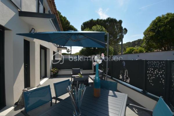 À Mougins, dans un environnement résidentiel recherché, cette propriété de charme développe environ 327 m² habitables sur un terrain de 1 591 m² avec piscine.

L’ensemble immobilier s’organise harmonieusement en plusieurs espaces de vie, offrant de beaux volumes et une grande souplesse d’utilisation.

La partie principale comprend notamment un séjour avec cuisine ouverte d’environ 36 m², une véranda, quatre chambres ainsi qu’un espace à l’étage comprenant une pièce principale et une salle d’eau avec WC.

Les autres espaces de la propriété complètent naturellement cet ensemble et disposent de séjours avec cuisines ouvertes, chambres, pièces d’eau et espaces annexes. Cette configuration permet d’accueillir confortablement famille et invités tout en préservant l’intimité de chacun.

À l’extérieur, la propriété bénéficie d’une piscine entourée de terrasses et d’espaces de détente, d’un jardin, ainsi que de nombreux stationnements.

L’ensemble offre de multiples possibilités d’aménagement et d’usage, dans un cadre résidentiel agréable à proximité des commodités et des principaux axes.

Une propriété rare par sa configuration, ses volumes, ses différents espaces de vie et son potentiel, au cœur d’un secteur recherché de Mougins.