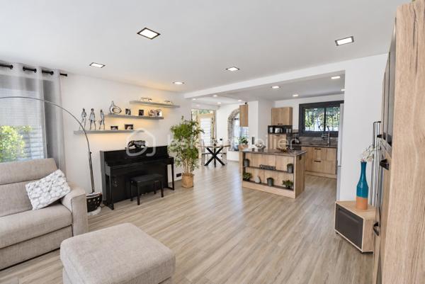 À Mougins, dans un environnement résidentiel recherché, cette propriété de charme développe environ 327 m² habitables sur un terrain de 1 591 m² avec piscine.

L’ensemble immobilier s’organise harmonieusement en plusieurs espaces de vie, offrant de beaux volumes et une grande souplesse d’utilisation.

La partie principale comprend notamment un séjour avec cuisine ouverte d’environ 36 m², une véranda, quatre chambres ainsi qu’un espace à l’étage comprenant une pièce principale et une salle d’eau avec WC.

Les autres espaces de la propriété complètent naturellement cet ensemble et disposent de séjours avec cuisines ouvertes, chambres, pièces d’eau et espaces annexes. Cette configuration permet d’accueillir confortablement famille et invités tout en préservant l’intimité de chacun.

À l’extérieur, la propriété bénéficie d’une piscine entourée de terrasses et d’espaces de détente, d’un jardin, ainsi que de nombreux stationnements.

L’ensemble offre de multiples possibilités d’aménagement et d’usage, dans un cadre résidentiel agréable à proximité des commodités et des principaux axes.

Une propriété rare par sa configuration, ses volumes, ses différents espaces de vie et son potentiel, au cœur d’un secteur recherché de Mougins.