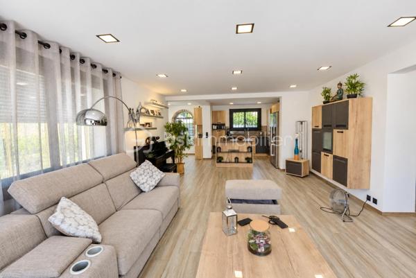 À Mougins, dans un environnement résidentiel recherché, cette propriété de charme développe environ 327 m² habitables sur un terrain de 1 591 m² avec piscine.

L’ensemble immobilier s’organise harmonieusement en plusieurs espaces de vie, offrant de beaux volumes et une grande souplesse d’utilisation.

La partie principale comprend notamment un séjour avec cuisine ouverte d’environ 36 m², une véranda, quatre chambres ainsi qu’un espace à l’étage comprenant une pièce principale et une salle d’eau avec WC.

Les autres espaces de la propriété complètent naturellement cet ensemble et disposent de séjours avec cuisines ouvertes, chambres, pièces d’eau et espaces annexes. Cette configuration permet d’accueillir confortablement famille et invités tout en préservant l’intimité de chacun.

À l’extérieur, la propriété bénéficie d’une piscine entourée de terrasses et d’espaces de détente, d’un jardin, ainsi que de nombreux stationnements.

L’ensemble offre de multiples possibilités d’aménagement et d’usage, dans un cadre résidentiel agréable à proximité des commodités et des principaux axes.

Une propriété rare par sa configuration, ses volumes, ses différents espaces de vie et son potentiel, au cœur d’un secteur recherché de Mougins.