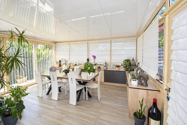 À Mougins, dans un environnement résidentiel recherché, cette propriété de charme développe environ 327 m² habitables sur un terrain de 1 591 m² avec piscine.

L’ensemble immobilier s’organise harmonieusement en plusieurs espaces de vie, offrant de beaux volumes et une grande souplesse d’utilisation.

La partie principale comprend notamment un séjour avec cuisine ouverte d’environ 36 m², une véranda, quatre chambres ainsi qu’un espace à l’étage comprenant une pièce principale et une salle d’eau avec WC.

Les autres espaces de la propriété complètent naturellement cet ensemble et disposent de séjours avec cuisines ouvertes, chambres, pièces d’eau et espaces annexes. Cette configuration permet d’accueillir confortablement famille et invités tout en préservant l’intimité de chacun.

À l’extérieur, la propriété bénéficie d’une piscine entourée de terrasses et d’espaces de détente, d’un jardin, ainsi que de nombreux stationnements.

L’ensemble offre de multiples possibilités d’aménagement et d’usage, dans un cadre résidentiel agréable à proximité des commodités et des principaux axes.

Une propriété rare par sa configuration, ses volumes, ses différents espaces de vie et son potentiel, au cœur d’un secteur recherché de Mougins.