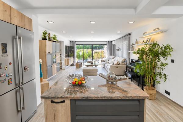 À Mougins, dans un environnement résidentiel recherché, cette propriété de charme développe environ 327 m² habitables sur un terrain de 1 591 m² avec piscine.

L’ensemble immobilier s’organise harmonieusement en plusieurs espaces de vie, offrant de beaux volumes et une grande souplesse d’utilisation.

La partie principale comprend notamment un séjour avec cuisine ouverte d’environ 36 m², une véranda, quatre chambres ainsi qu’un espace à l’étage comprenant une pièce principale et une salle d’eau avec WC.

Les autres espaces de la propriété complètent naturellement cet ensemble et disposent de séjours avec cuisines ouvertes, chambres, pièces d’eau et espaces annexes. Cette configuration permet d’accueillir confortablement famille et invités tout en préservant l’intimité de chacun.

À l’extérieur, la propriété bénéficie d’une piscine entourée de terrasses et d’espaces de détente, d’un jardin, ainsi que de nombreux stationnements.

L’ensemble offre de multiples possibilités d’aménagement et d’usage, dans un cadre résidentiel agréable à proximité des commodités et des principaux axes.

Une propriété rare par sa configuration, ses volumes, ses différents espaces de vie et son potentiel, au cœur d’un secteur recherché de Mougins.