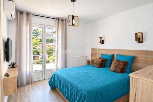 À Mougins, dans un environnement résidentiel recherché, cette propriété de charme développe environ 327 m² habitables sur un terrain de 1 591 m² avec piscine.

L’ensemble immobilier s’organise harmonieusement en plusieurs espaces de vie, offrant de beaux volumes et une grande souplesse d’utilisation.

La partie principale comprend notamment un séjour avec cuisine ouverte d’environ 36 m², une véranda, quatre chambres ainsi qu’un espace à l’étage comprenant une pièce principale et une salle d’eau avec WC.

Les autres espaces de la propriété complètent naturellement cet ensemble et disposent de séjours avec cuisines ouvertes, chambres, pièces d’eau et espaces annexes. Cette configuration permet d’accueillir confortablement famille et invités tout en préservant l’intimité de chacun.

À l’extérieur, la propriété bénéficie d’une piscine entourée de terrasses et d’espaces de détente, d’un jardin, ainsi que de nombreux stationnements.

L’ensemble offre de multiples possibilités d’aménagement et d’usage, dans un cadre résidentiel agréable à proximité des commodités et des principaux axes.

Une propriété rare par sa configuration, ses volumes, ses différents espaces de vie et son potentiel, au cœur d’un secteur recherché de Mougins.