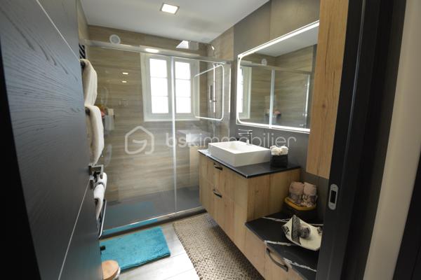 À Mougins, dans un environnement résidentiel recherché, cette propriété de charme développe environ 327 m² habitables sur un terrain de 1 591 m² avec piscine.

L’ensemble immobilier s’organise harmonieusement en plusieurs espaces de vie, offrant de beaux volumes et une grande souplesse d’utilisation.

La partie principale comprend notamment un séjour avec cuisine ouverte d’environ 36 m², une véranda, quatre chambres ainsi qu’un espace à l’étage comprenant une pièce principale et une salle d’eau avec WC.

Les autres espaces de la propriété complètent naturellement cet ensemble et disposent de séjours avec cuisines ouvertes, chambres, pièces d’eau et espaces annexes. Cette configuration permet d’accueillir confortablement famille et invités tout en préservant l’intimité de chacun.

À l’extérieur, la propriété bénéficie d’une piscine entourée de terrasses et d’espaces de détente, d’un jardin, ainsi que de nombreux stationnements.

L’ensemble offre de multiples possibilités d’aménagement et d’usage, dans un cadre résidentiel agréable à proximité des commodités et des principaux axes.

Une propriété rare par sa configuration, ses volumes, ses différents espaces de vie et son potentiel, au cœur d’un secteur recherché de Mougins.