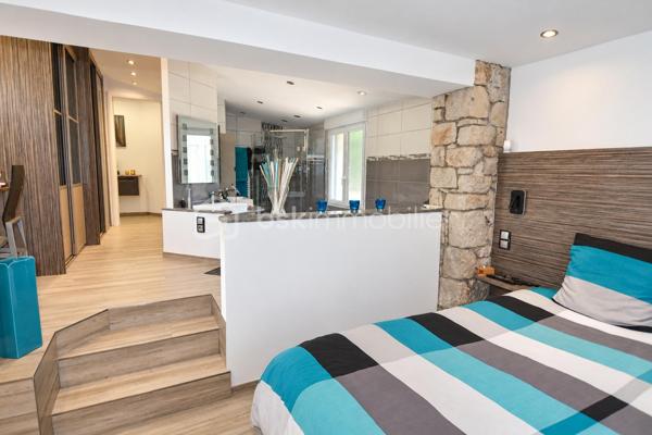 À Mougins, dans un environnement résidentiel recherché, cette propriété de charme développe environ 327 m² habitables sur un terrain de 1 591 m² avec piscine.

L’ensemble immobilier s’organise harmonieusement en plusieurs espaces de vie, offrant de beaux volumes et une grande souplesse d’utilisation.

La partie principale comprend notamment un séjour avec cuisine ouverte d’environ 36 m², une véranda, quatre chambres ainsi qu’un espace à l’étage comprenant une pièce principale et une salle d’eau avec WC.

Les autres espaces de la propriété complètent naturellement cet ensemble et disposent de séjours avec cuisines ouvertes, chambres, pièces d’eau et espaces annexes. Cette configuration permet d’accueillir confortablement famille et invités tout en préservant l’intimité de chacun.

À l’extérieur, la propriété bénéficie d’une piscine entourée de terrasses et d’espaces de détente, d’un jardin, ainsi que de nombreux stationnements.

L’ensemble offre de multiples possibilités d’aménagement et d’usage, dans un cadre résidentiel agréable à proximité des commodités et des principaux axes.

Une propriété rare par sa configuration, ses volumes, ses différents espaces de vie et son potentiel, au cœur d’un secteur recherché de Mougins.