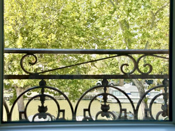 Superbe maison de ville en pierre au bord du Canal du Midi
