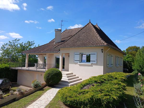 Propriété de 5 chambres située à la lisière du village, offrant de jolies vues.
