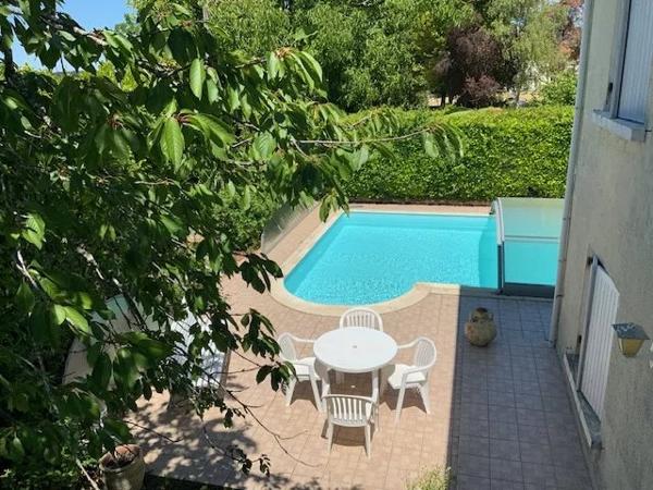 Propriété de 5 chambres située à la lisière du village, offrant de jolies vues.