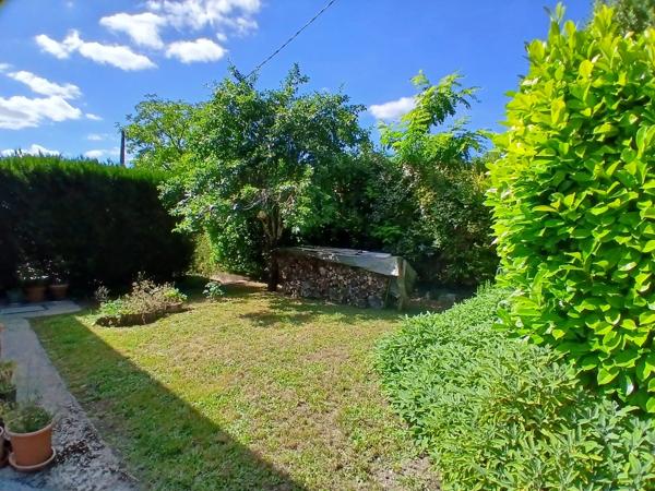 Propriété de 5 chambres située à la lisière du village, offrant de jolies vues.