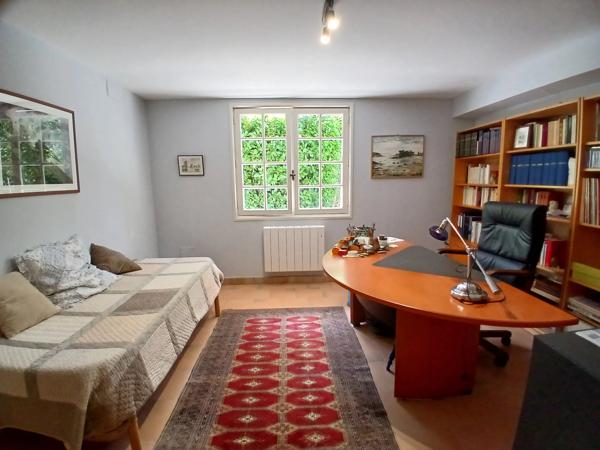 Propriété de 5 chambres située à la lisière du village, offrant de jolies vues.