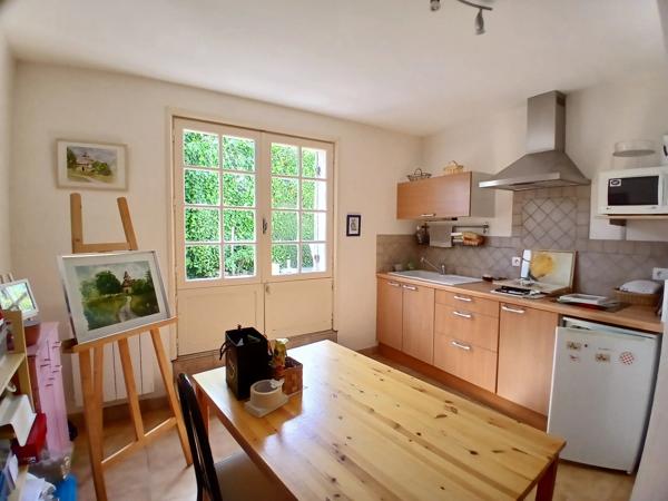 Propriété de 5 chambres située à la lisière du village, offrant de jolies vues.