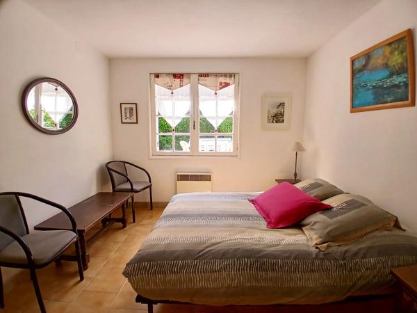 Propriété de 5 chambres située à la lisière du village, offrant de jolies vues.